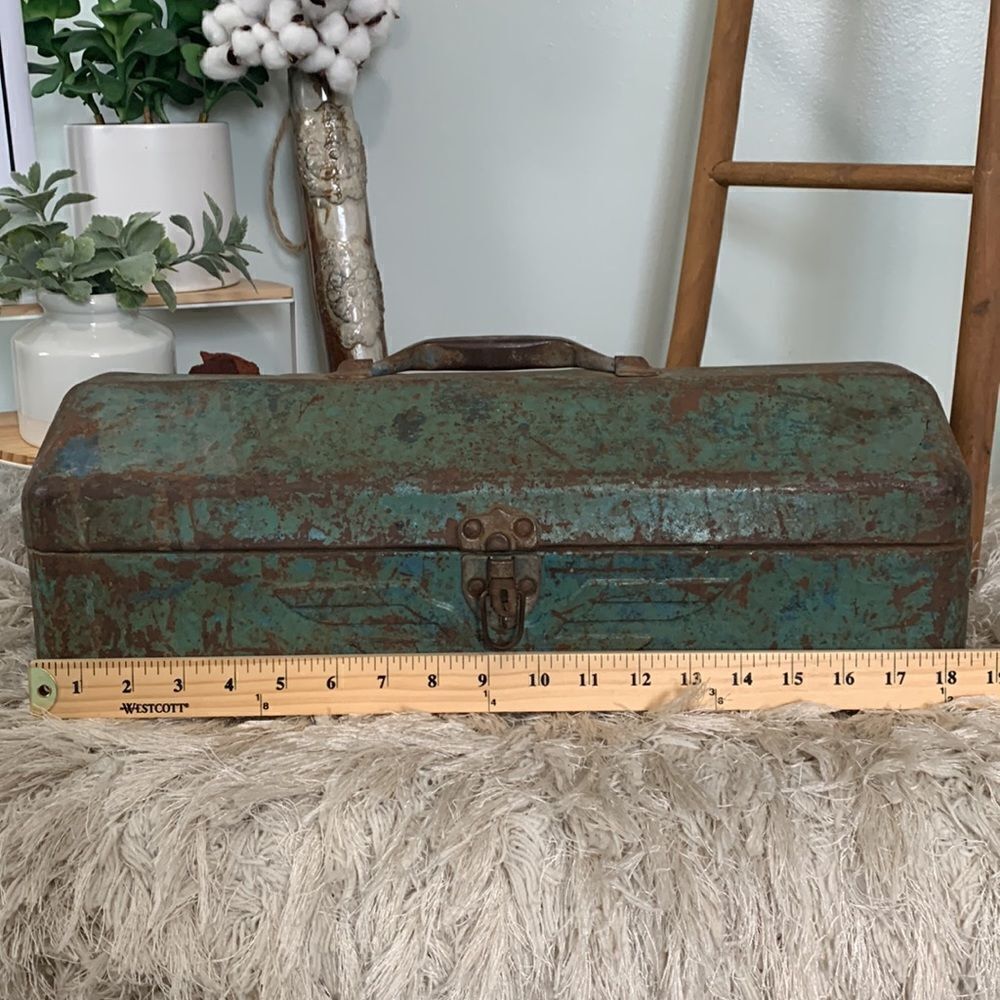 Toolbox Rusty & Distressed Vintage
Rustic Farm Industrial Decor - Picture 14 of 16